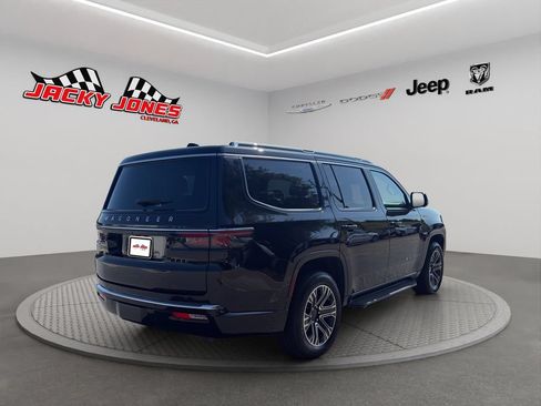 Used 2024 Jeep Wagoneer 4WD w/ Premium Group I image 11