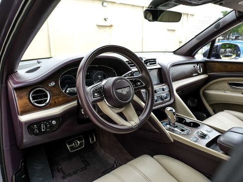 Used 2023 Bentley Bentayga Extended Wheelbase AWD/4WD image 3