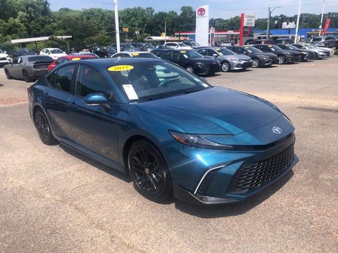 Used 2025 Toyota Camry SE w/ Multimedia Upgrade Package FWD image 8