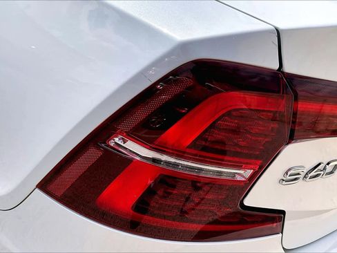 Used 2020 Volvo S60 T6 Momentum image 32