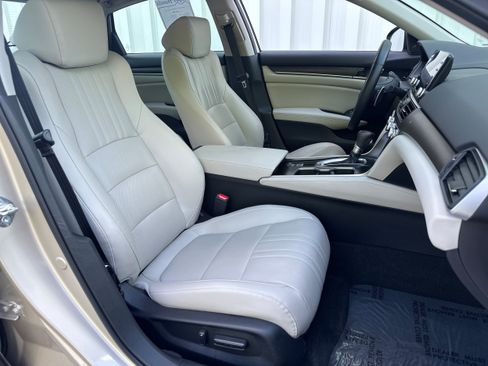 Used 2018 Honda Accord Touring image 14