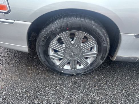 Used 2005 Lincoln Town Car Signature Limited image 22