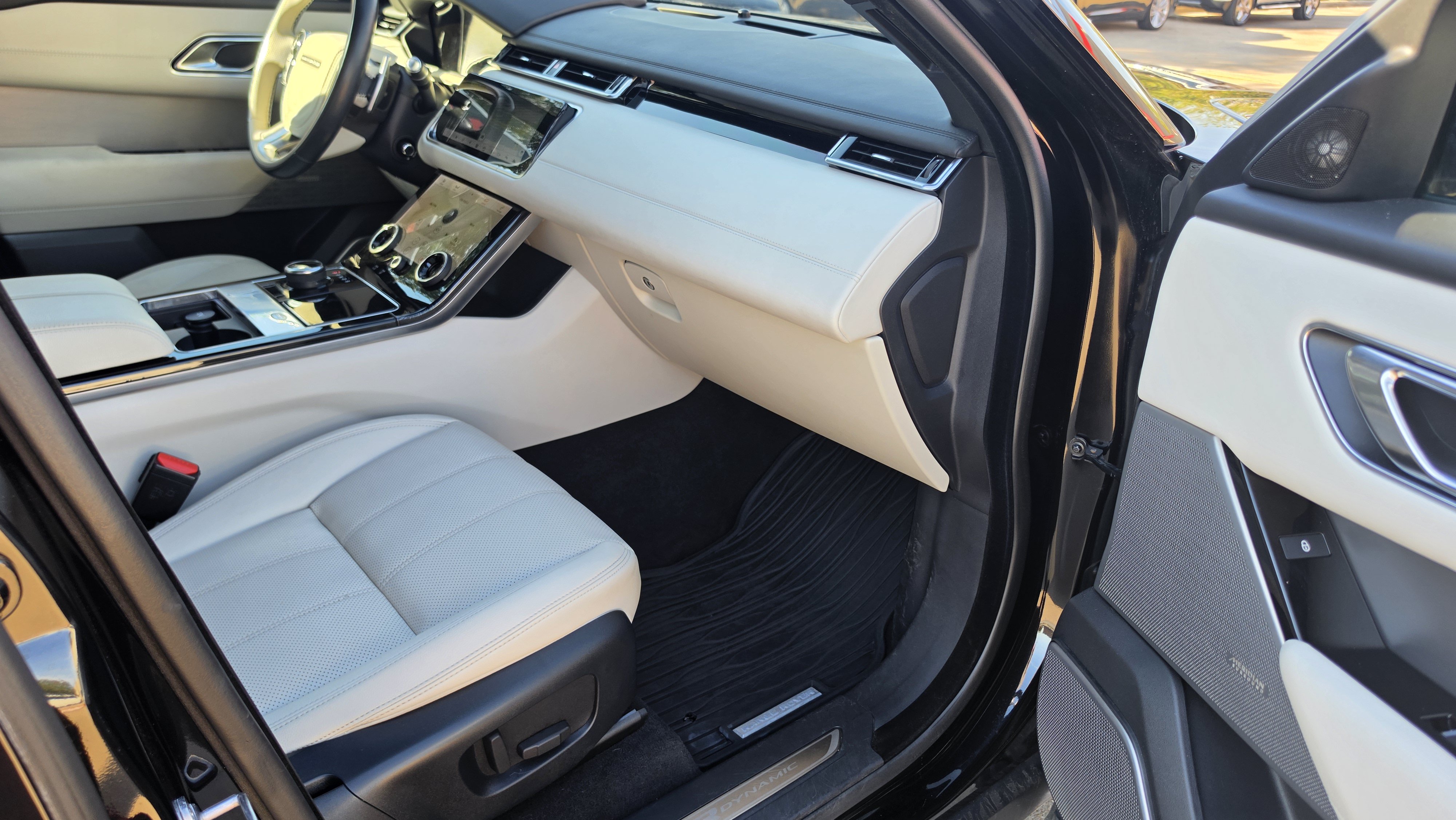 Used 2018 Land Rover Range Rover Velar R-Dynamic SE AWD/4WD image 31
