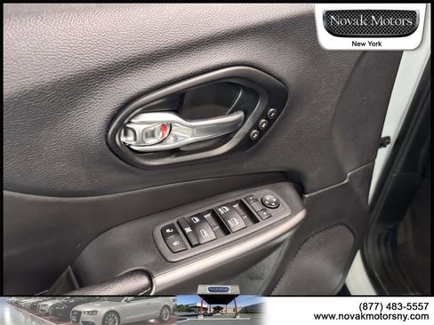 Used 2022 Jeep Cherokee Limited image 13