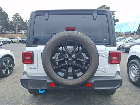 Used 2022 Jeep Wrangler Unlimited Sahara AWD/4WD image 7