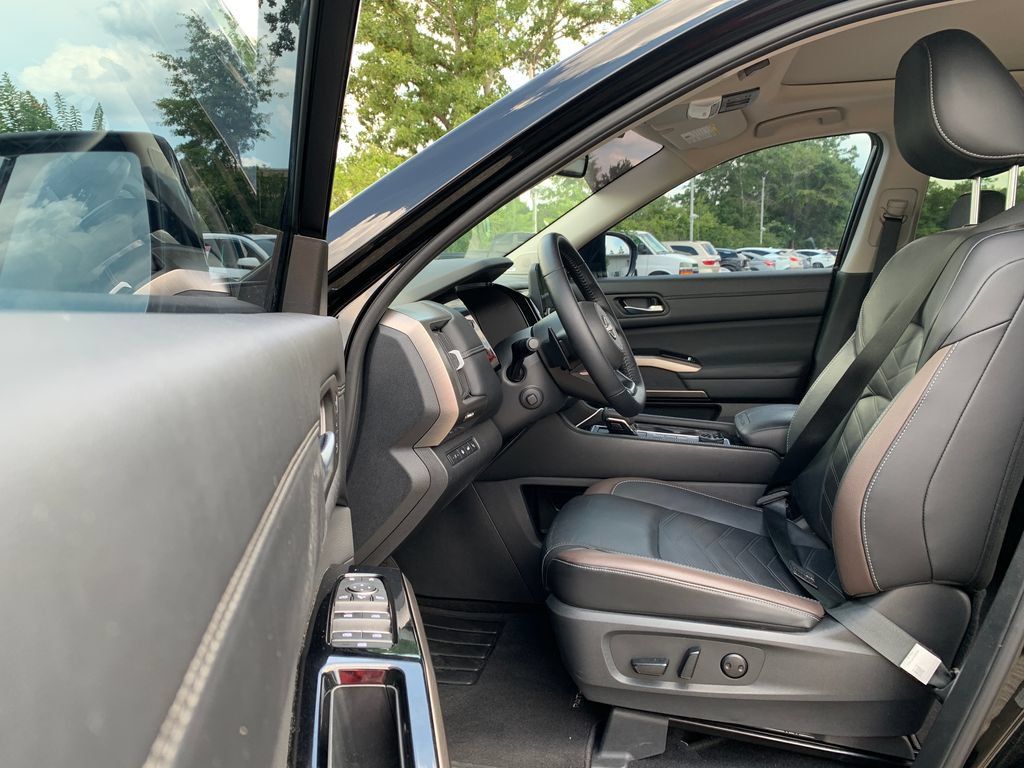 Used 2025 Nissan Pathfinder Platinum AWD/4WD image 25