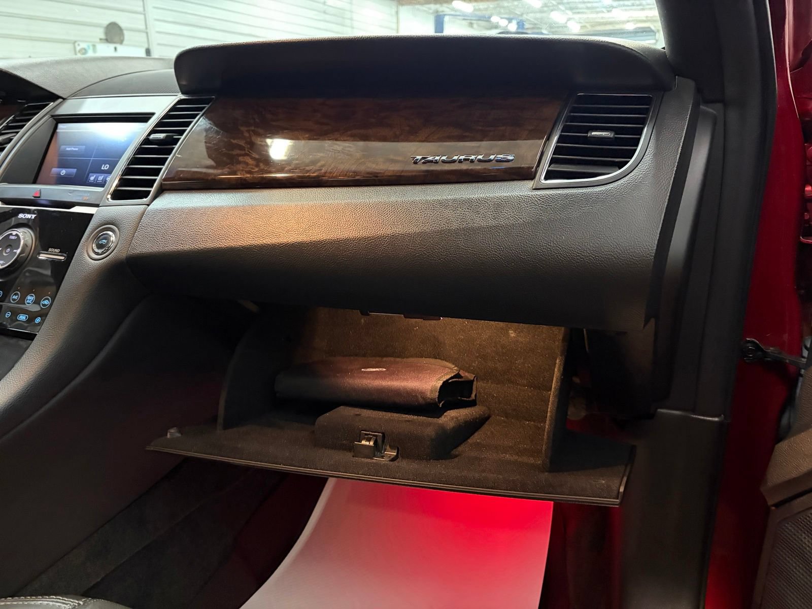 Used 2013 Ford Taurus Limited FWD image 32