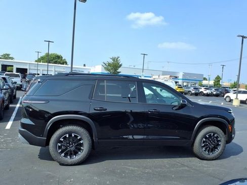 New 2025 Chevrolet Traverse Z71 w/ Enhanced Driving Package image 2