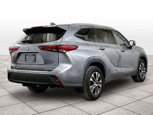 Used 2020 Toyota Highlander XLE AWD/4WD image 11
