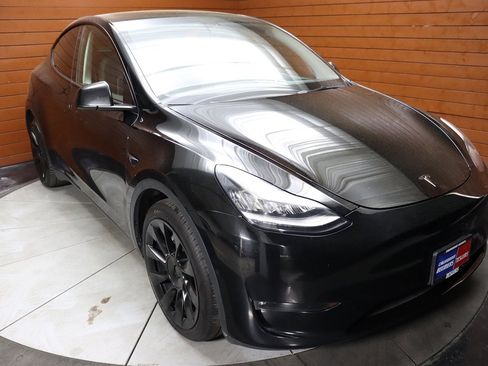 Used 2023 Tesla Model Y Long Range image 37