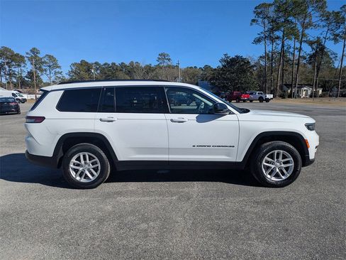 Used 2023 Jeep Grand Cherokee L Laredo image 3