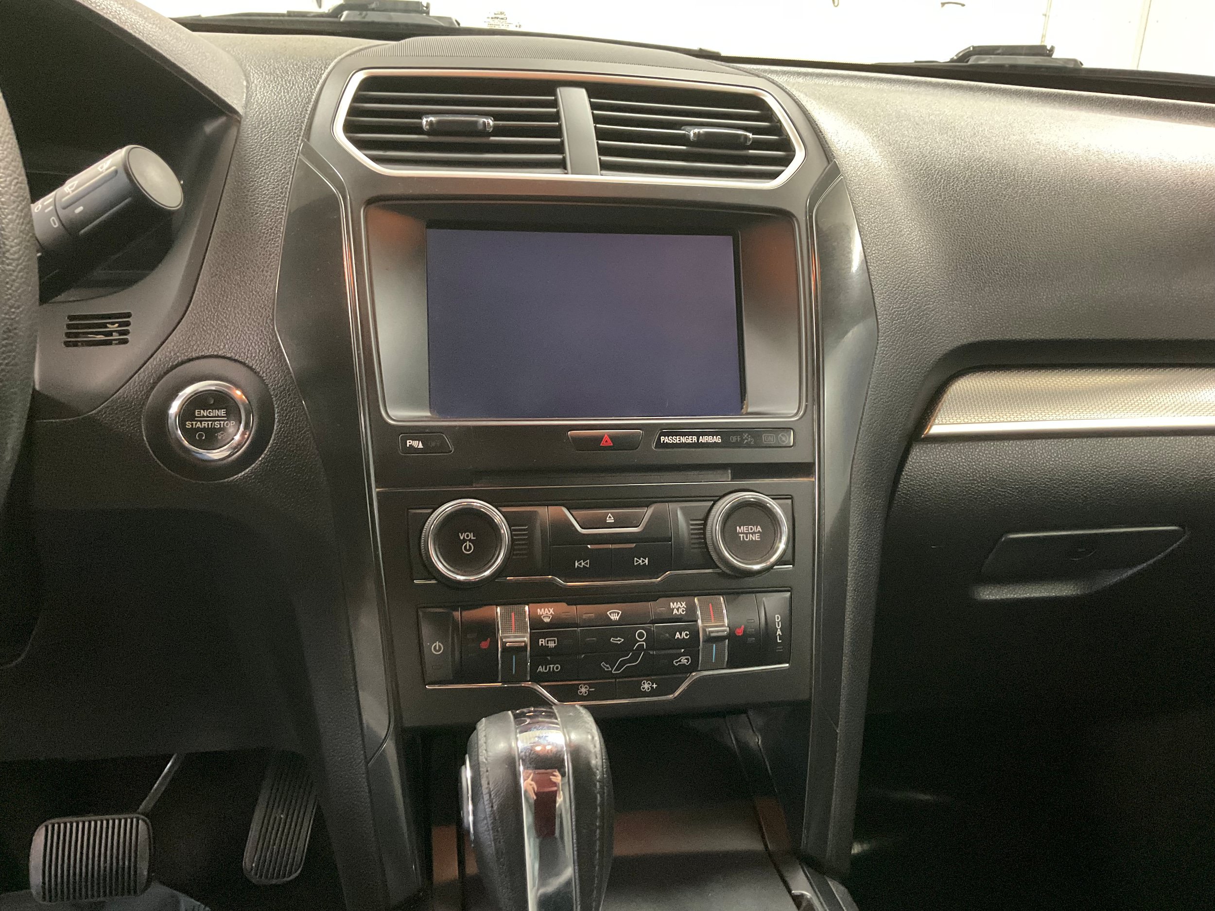 Used 2018 Ford Explorer XLT w/ Equipment Group 202A AWD/4WD image 14