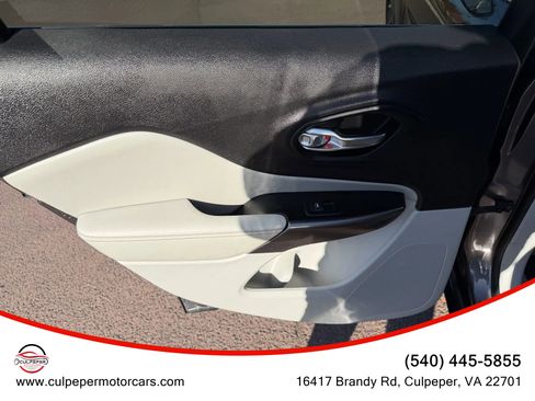 Used 2019 Jeep Cherokee Limited w/ Technology Group image 11