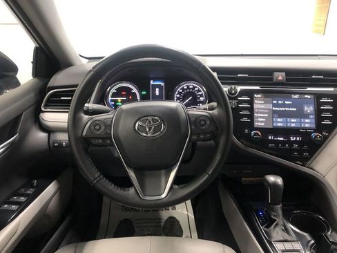Used 2020 Toyota Camry SE w/ Sunroof Package image 16