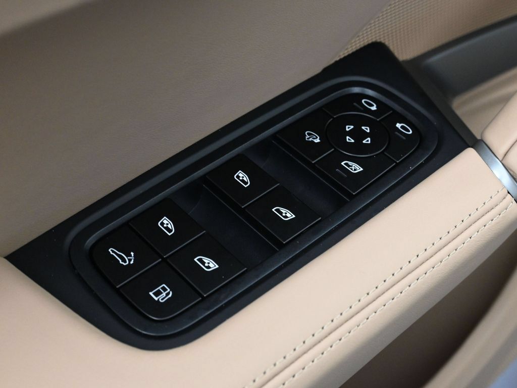 Certified 2026 Porsche Cayenne E-Hybrid Coupe AWD/4WD image 19