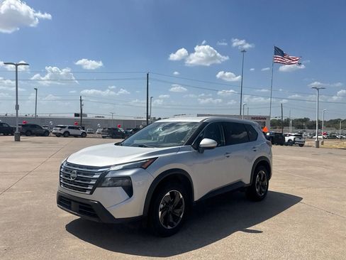 Certified 2024 Nissan Rogue SV AWD/4WD image 9