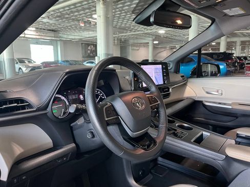 Used 2023 Toyota Sienna Limited FWD image 17