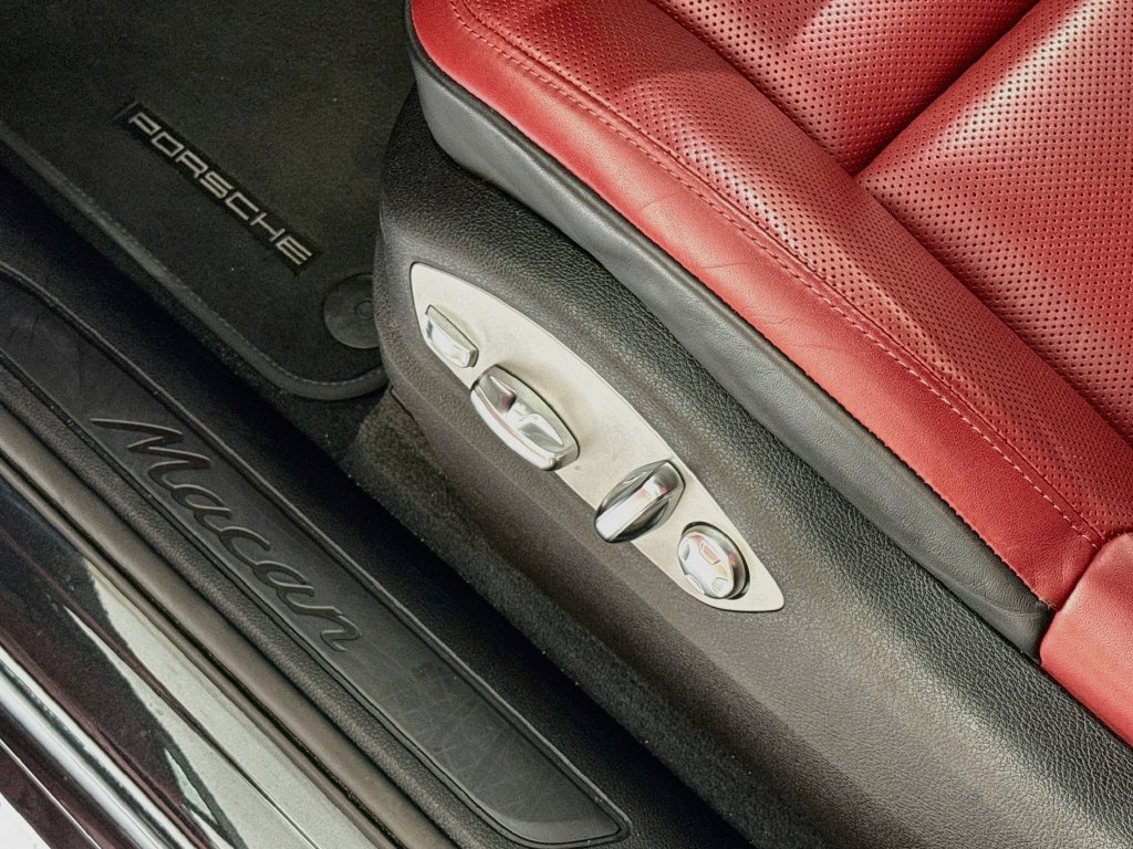 Certified 2025 Porsche Macan AWD/4WD image 24