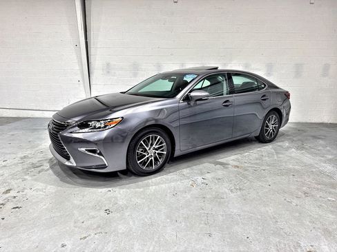 Used 2018 Lexus ES 350 w/ Luxury Package w/Wood Trim image 18