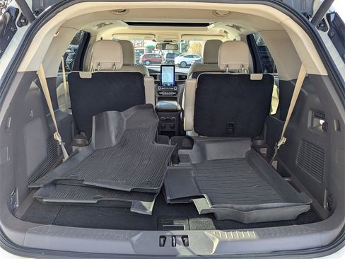 Used 2020 Ford Explorer Platinum w/ Premium Technology Package image 27