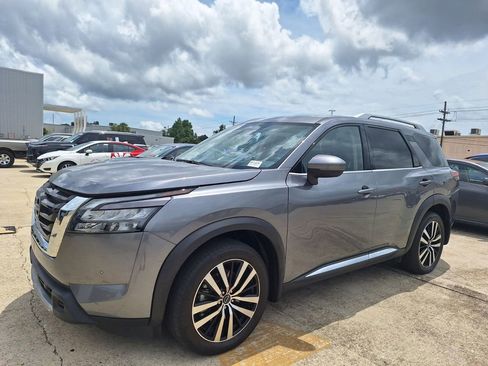 Used 2025 Nissan Pathfinder Platinum FWD image 1