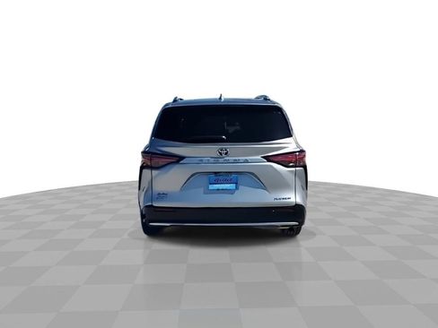 Used 2025 Toyota Sienna Platinum image 7