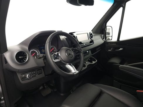 Used 2025 Mercedes-Benz Sprinter 2500 image 8
