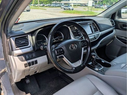Used 2019 Toyota Highlander XLE AWD/4WD image 21