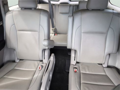 Used 2019 Toyota Highlander XLE image 29