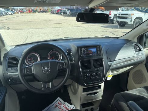 Used 2019 Dodge Grand Caravan SE image 12