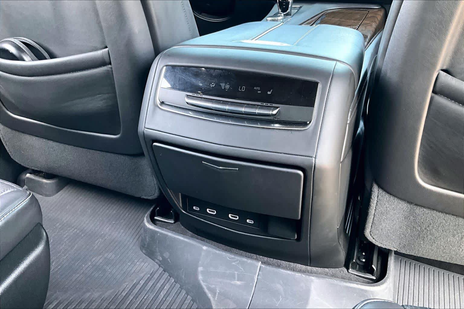 Used 2023 Cadillac Escalade Sport Platinum w/ LPO, ONYX Package AWD/4WD image 10