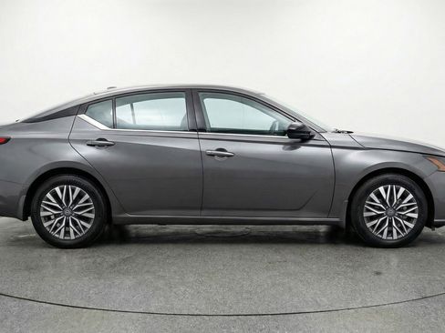 Used 2025 Nissan Altima 2.5 SV image 11