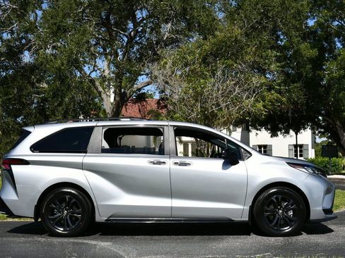 Used 2025 Toyota Sienna XSE image 37