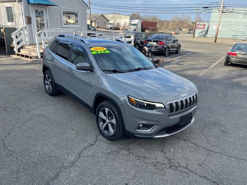 Used 2019 Jeep Cherokee Limited image 3