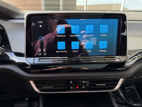 Used 2024 Volkswagen Atlas Cross Sport SE w/ Panoramic Sunroof Package image 18