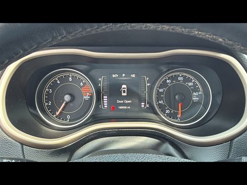 Used 2016 Jeep Cherokee Latitude w/ Cold Weather Group AWD/4WD image 14