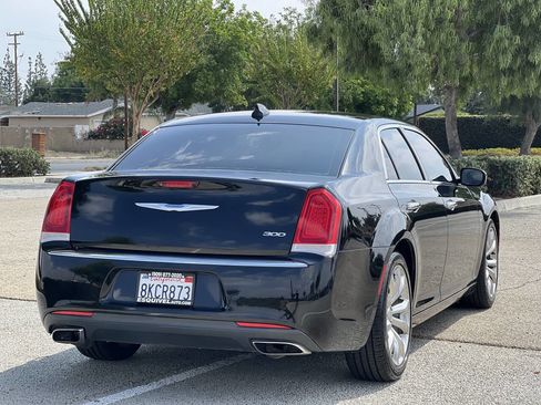 Used 2018 Chrysler 300 Limited image 6