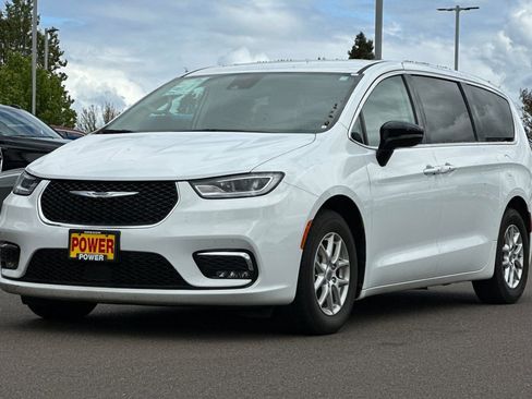 Used 2024 Chrysler Pacifica Touring-L FWD image 8