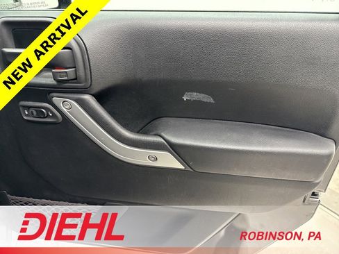 Used 2018 Jeep Wrangler Unlimited Rubicon w/ Connectivity Group image 13