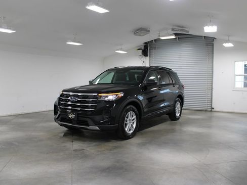 New 2026 Ford Explorer Active RWD image 3