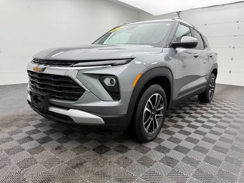 Used 2024 Chevrolet TrailBlazer LT w/ LT Cold Weather Package AWD/4WD image 2