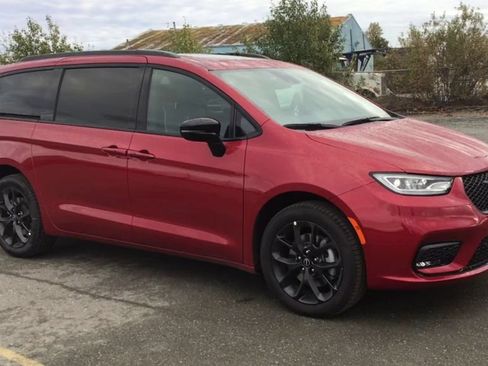 New 2026 Chrysler Pacifica Limited w/ S Appearance Package AWD/4WD image 2