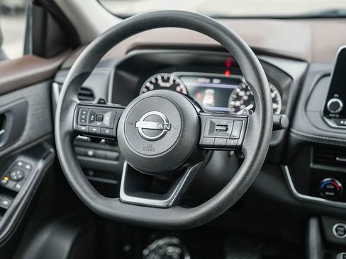 Used 2023 Nissan Rogue SV image 16