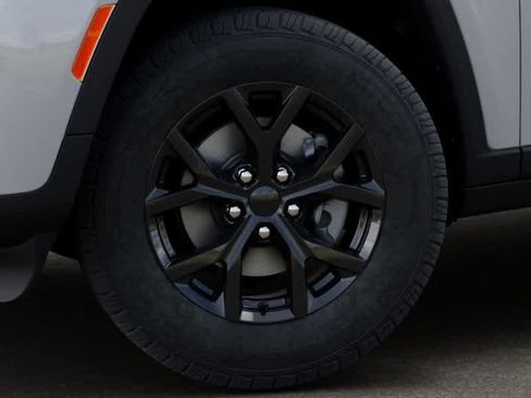 New 2026 Jeep Grand Cherokee Altitude image 8