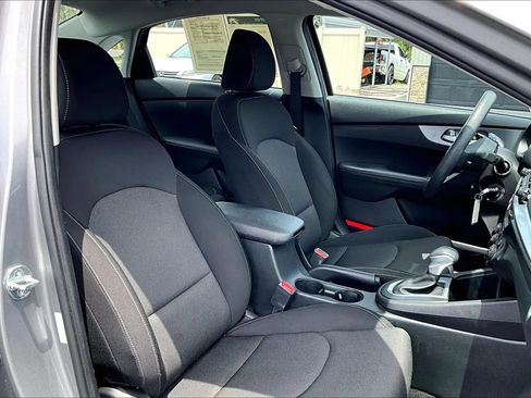 Used 2023 Kia Forte LXS w/ LXS Technology Package FWD image 7