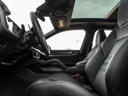 New 2025 Porsche Cayenne Turbo AWD/4WD image 23