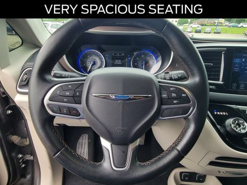 Used 2017 Chrysler Pacifica Touring-L FWD image 21