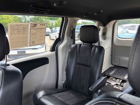 Used 2019 Dodge Grand Caravan SXT FWD image 14