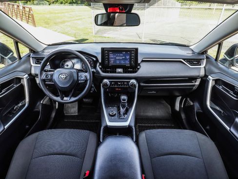 Used 2022 Toyota RAV4 LE AWD/4WD image 2
