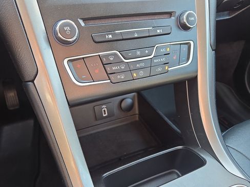 Used 2017 Ford Fusion SE w/ Fusion SE Technology Package FWD image 22